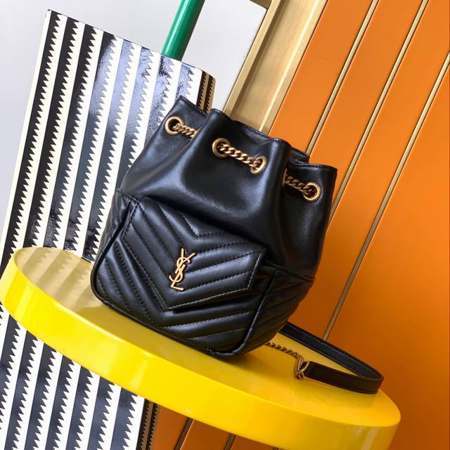 原厂皮 Calypso_小羊皮链条包 进口意大利小羊皮制作,手感柔软细腻,经典的y家logo、链条及扣眼五金均采用巴金哑光五金,包袋开口处折叠后使用了磁性四合扣 原厂皮 Calypso_小羊皮链条包 进口意大利小羊皮制作,手感柔软细腻,经典的y家logo、链条及扣眼五金均采用巴金哑光五金,包袋开口处折叠后使用了磁性四合扣