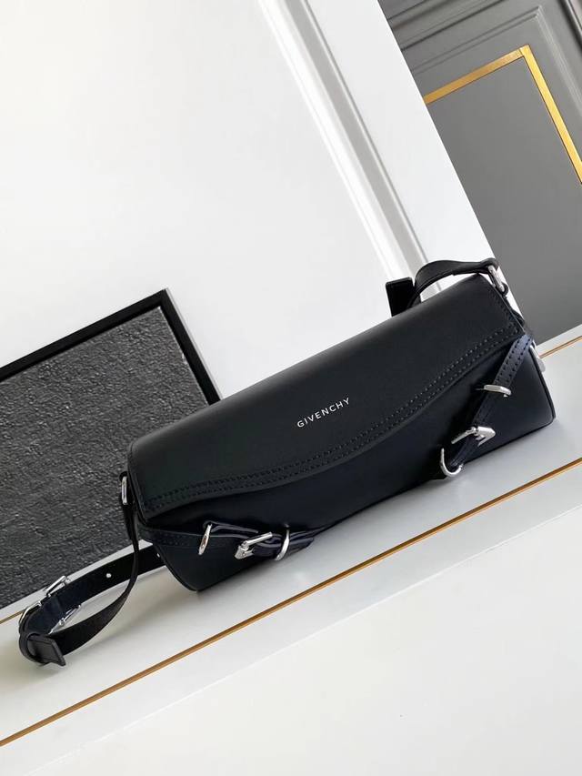 Givenc*Y Voyou圆筒包 原厂皮 新推出的最新款手袋voyou Roller，造型独特又轻便，寓意唯你皮质柔软！全钢五金！ 尺寸：25*10*13 款