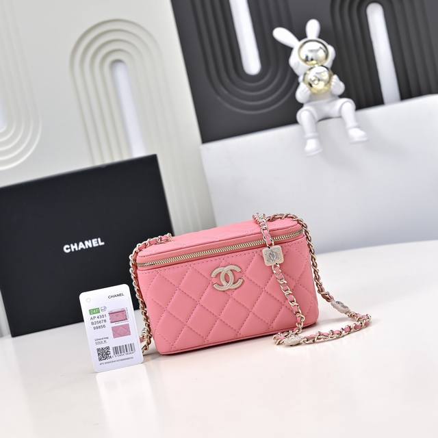 24K浮雕盒子包水钻不同快乐经典款相继出炉，盒子包的身影有些熟悉~C，经典盒子包怎会缺席呢 +这次上新的面孔是不是有些熟悉，也是经典款的回归。一只是经典盒子包，