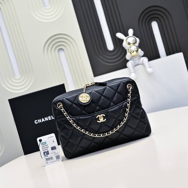 Chanel24K金币相机包 从秀场图一直盼到现在的相机包终于上啦金币有一种莫名的复古感 迷你尺寸底长18放promax没问题我觉得是24K这季隐藏的一批小黑马