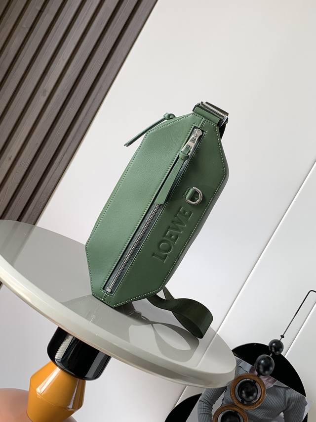 经典牛皮革变形 Sling 手袋 紧凑型 Sling 手袋配有可调节 Loewe 织带和品牌标志金属搭扣可打开以改变手袋容量并实现多种携带方式。外部拉链平口袋进 经典牛皮革变形 Sling 手袋 紧凑型 Sling 手袋配有可调节 Loewe 织带和品牌标志金属搭扣可打开以改变手袋容量并实现多种携带方式。外部拉链平口袋进