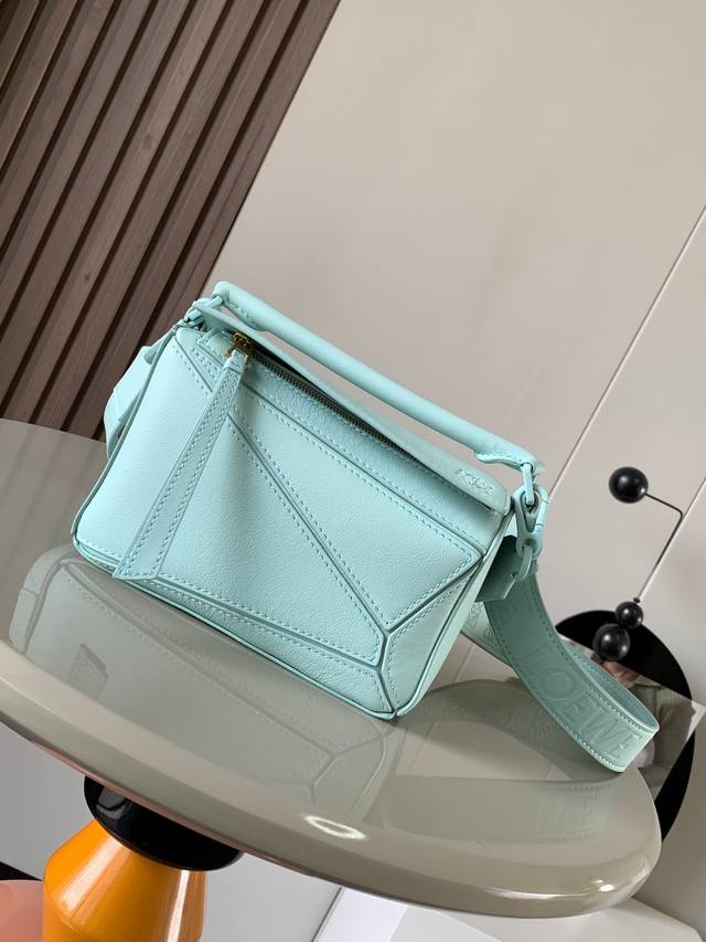 几何包迷你18Cm宽肩带压花puzzle手袋原厂进口小牛皮平纹 罗家爆款几何包puzzle 手袋是创意总监乔纳森 安德森为 L0Ewe 推出的首款手提包长方体形