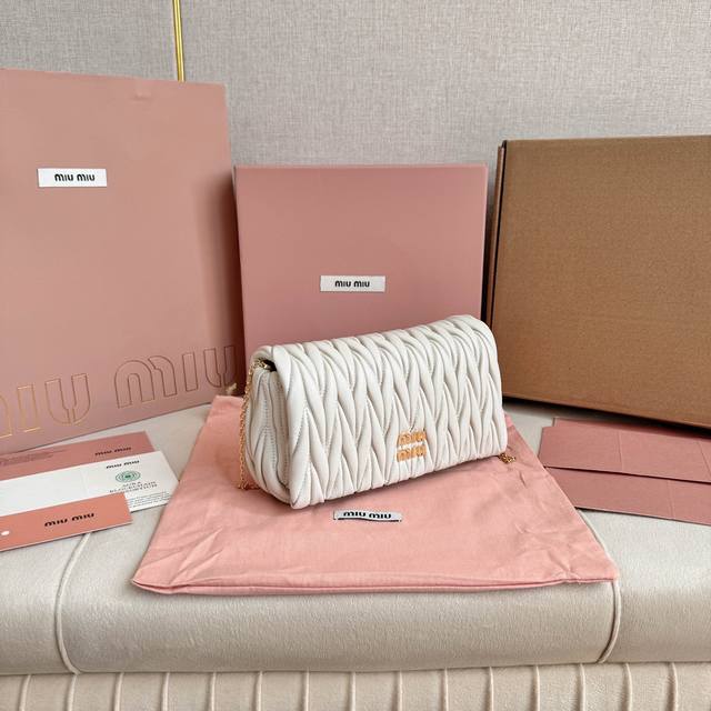 Miu Mi 新品链条包，顶级进口小羊皮，品牌经典标志性matelasse纹理绣花，新设计可拆卸金属链条长肩带，翻盖吸扣开合，内里一个卡位隔层，绵缎衬里，可手拿