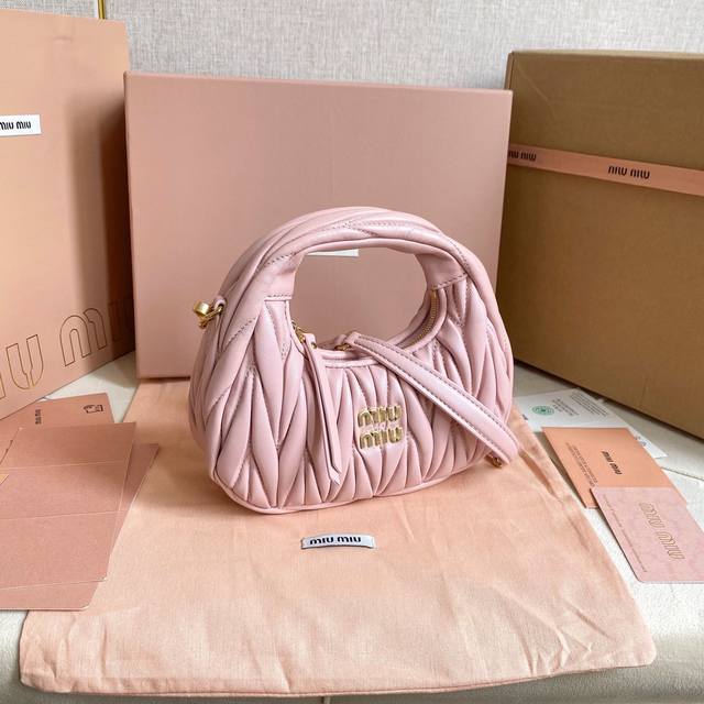 Miumiu新品迷你miuwander手袋，采用进口小羊皮经典品牌标志性matelasse纹理绣花，复古磨砂五金，利用圆孤的曲线，保留了应有的俏皮感，包型整体硬