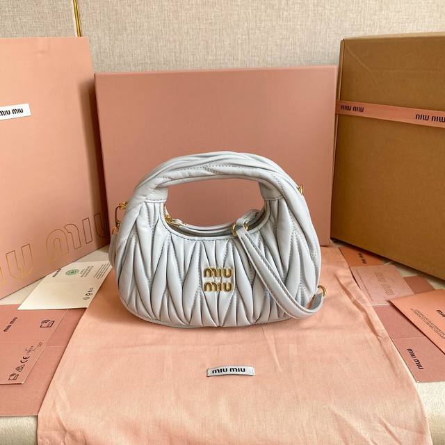 Miumiu新品迷你miuwander手袋，采用进口小羊皮经典品牌标志性matelasse纹理绣花，复古磨砂五金，利用圆孤的曲线，保留了应有的俏皮感，包型整体硬