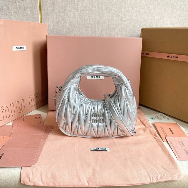 Miumiu新品迷你miuwander手袋，采用进口小羊皮经典品牌标志性matelasse纹理绣花，复古磨砂五金，利用圆孤的曲线，保留了应有的俏皮感，包型整体硬