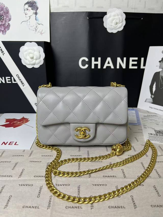 现货25C春夏预告系列 图片小号 爱心调节扣大爆款小羊皮方胖子 无疑又是溢价款，25C最火的一款包！专柜很难买到！[苦涩]爱心调节扣太实用啦，爱心也特别美可调节