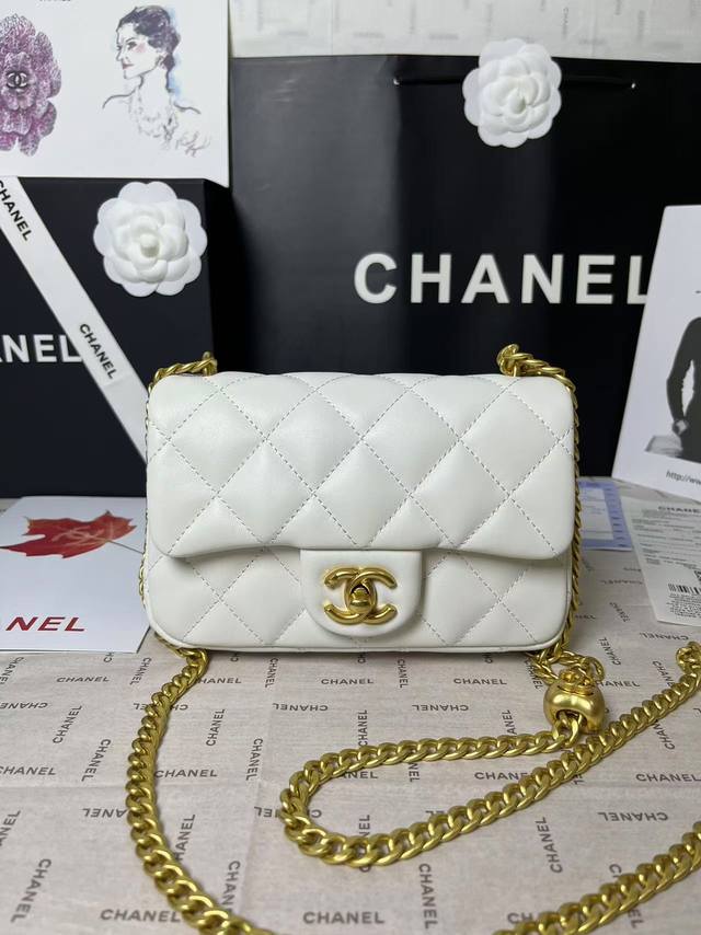 现货25C春夏预告系列 图片小号 爱心调节扣大爆款小羊皮方胖子 无疑又是溢价款，25C最火的一款包！专柜很难买到！[苦涩]爱心调节扣太实用啦，爱心也特别美可调节