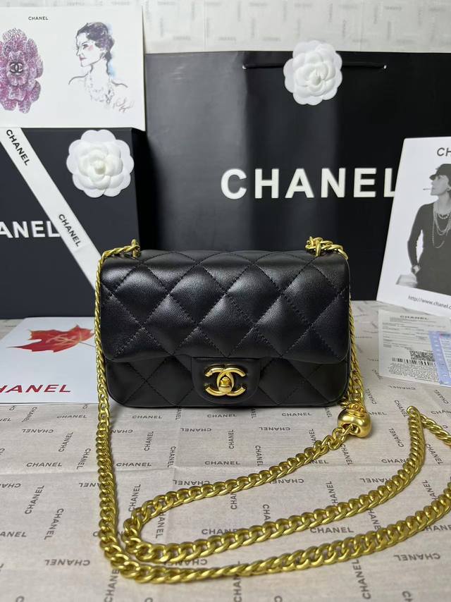 现货 25C春夏预告系列 图片小号 爱心调节扣大爆款小羊皮方胖子 无疑又是溢价款，25C最火的一款包！专柜很难买到！[苦涩]爱心调节扣太实用啦，爱心也特别美可调