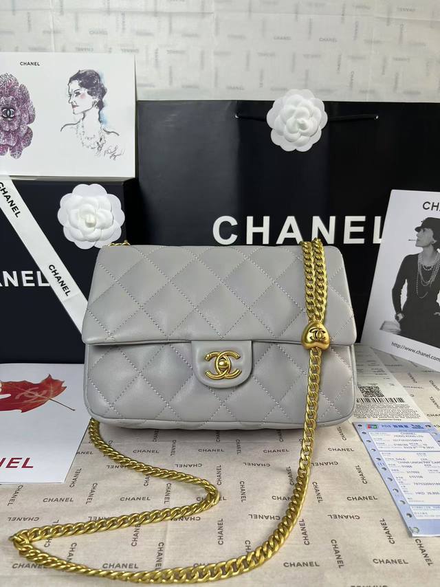 现货25C春夏预告系列 图片中号 爱心调节扣大爆款小羊皮方胖子 无疑又是溢价款，25C最火的一款包！专柜很难买到！[苦涩]爱心调节扣太实用啦，爱心也特别美可调节