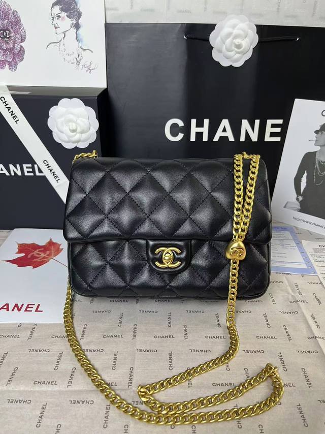 现货 25C春夏预告系列 图片中号 爱心调节扣大爆款小羊皮方胖子 无疑又是溢价款，25C最火的一款包！专柜很难买到！[苦涩]爱心调节扣太实用啦，爱心也特别美可调