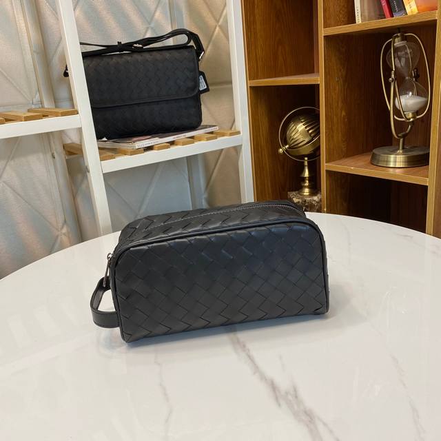 Bv枕头手包简单帅气采用进口打蜡牛皮全手工编织配灰色内里型号：7799#，颜色：黑色，尺寸：25X13X8Cm。