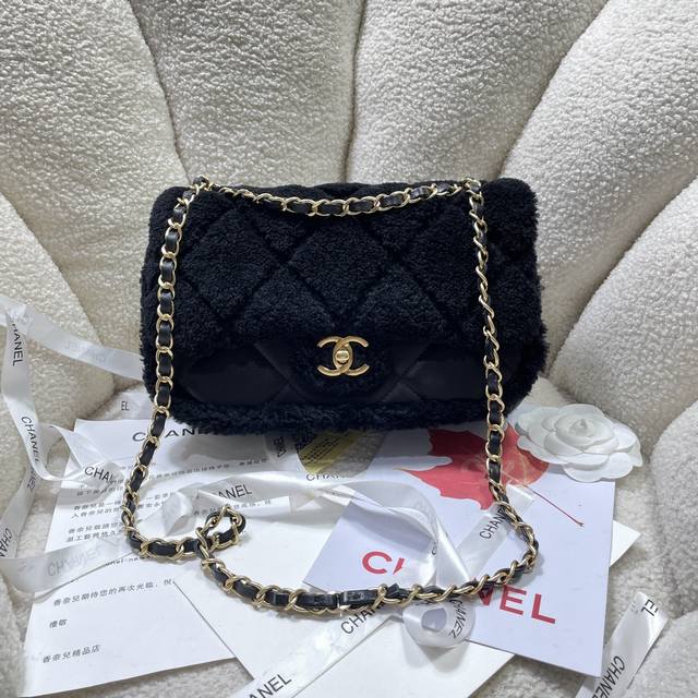 Chanel 24K泰迪熊秋冬系列包包 爱不完 包包真的太绝啦亮点和细节超级多、各种颜色、材质的cf 让人眼花缭乱oo，根本看不过来。不得不说，真的会在不同的时