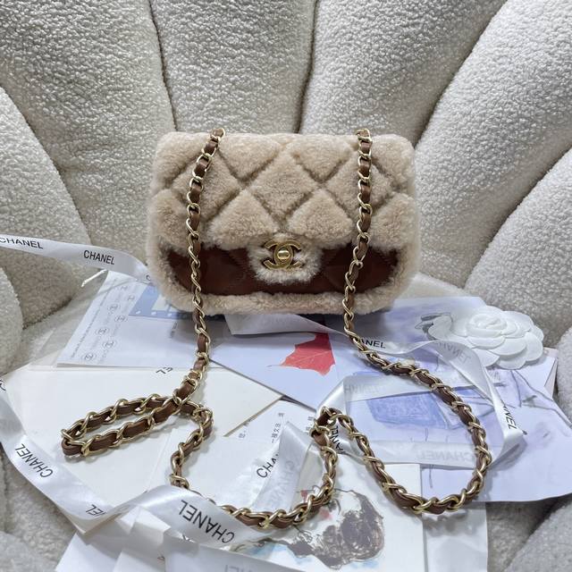 迷你版18Cmchanel 24K泰迪熊秋冬系列包包 爱不完 包包真的太绝啦亮点和细节超级多、各种颜色、材质的cf 让人眼花缭乱oo，根本看不过来。不得不说，真