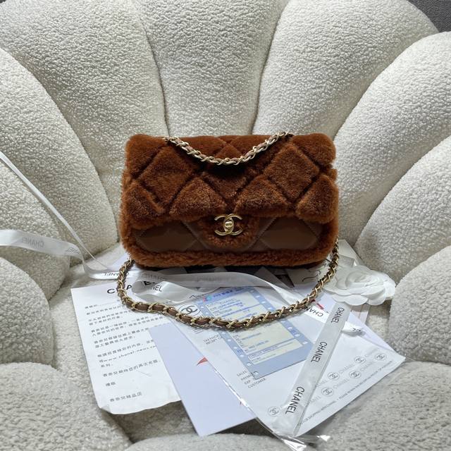 Chanel 24K泰迪熊秋冬系列包包 爱不完 包包真的太绝啦亮点和细节超级多、各种颜色、材质的cf 让人眼花缭乱oo，根本看不过来。不得不说，真的会在不同的时