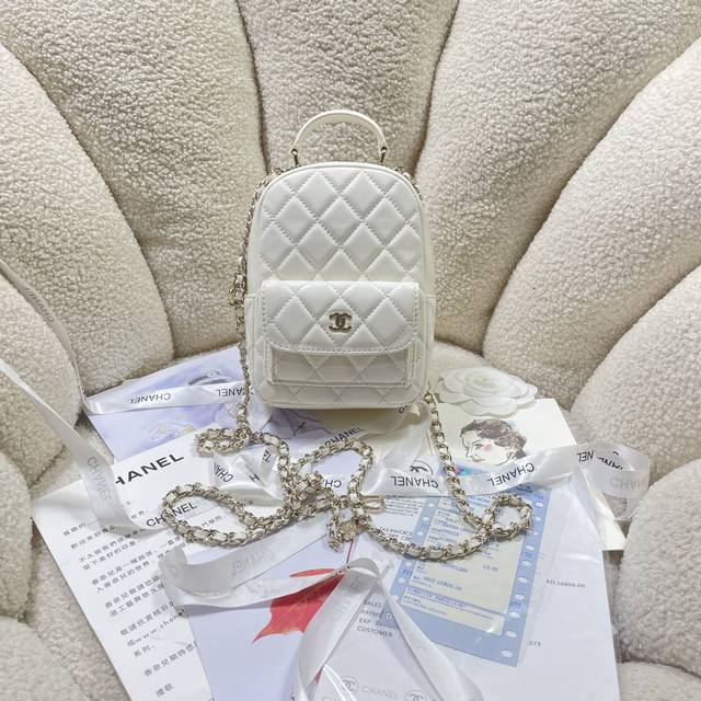 新款现货! 白色羊皮金扣!24Cmini荔枝纹小双肩 多种背法 可以手提、斜挎、双肩包。皮质还是荔枝纹 非常耐用 容量很ok 经典极简风的一款 简直是完美 款号 新款现货! 白色羊皮金扣!24Cmini荔枝纹小双肩 多种背法 可以手提、斜挎、双肩包。皮质还是荔枝纹 非常耐用 容量很ok 经典极简风的一款 简直是完美 款号