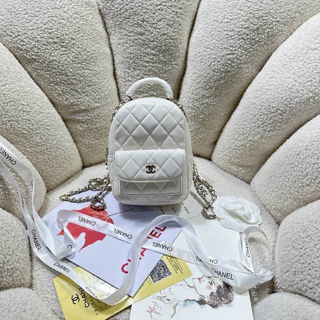 新款现货！ 白色金扣！24Cmini荔枝纹小双肩 多种背法 可以手提、斜挎、双肩包。皮质还是荔枝纹 非常耐用 容量很ok 经典极简风的一款 简直是完美 款号a