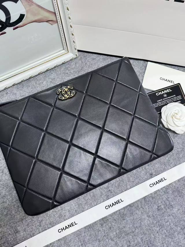 香奶奶年度大热19系列唯一一款用年份命名的系列；老佛爷生前和现任设计总监共同创作完成，见证了品牌两个时代的交替，独具意义！放大的菱格纹，将皮穿链的风格呈现在大双