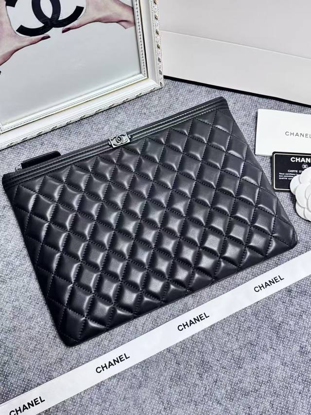 Chanel经典菱格手拿包进口羊皮银扣菱格很饱满手感特别好哦经典款式 小号82551 Size27*19Cm大号82552 Size33*24Cm Chanel经典菱格手拿包进口羊皮银扣菱格很饱满手感特别好哦经典款式 小号82551 Size27*19Cm大号82552 Size33*24Cm