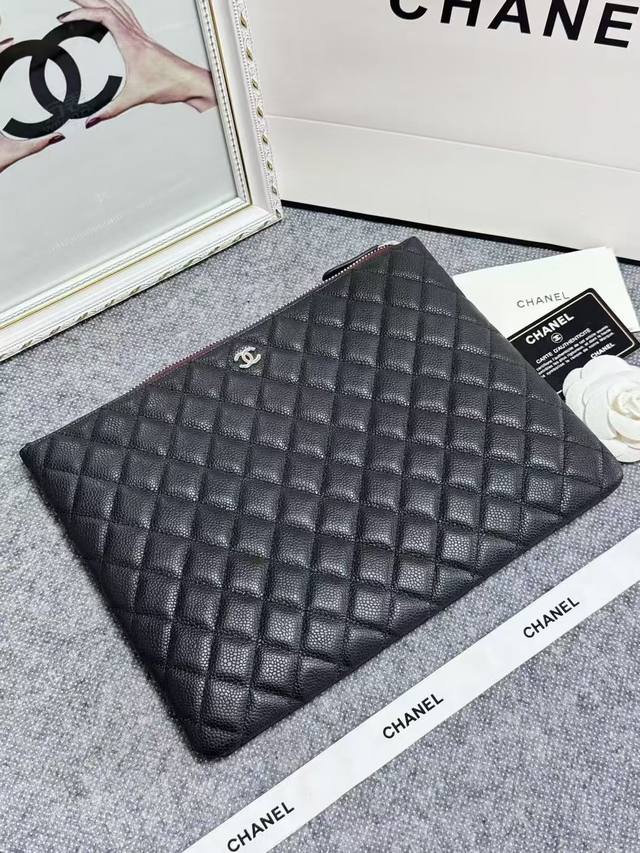 Chanel 爆款ipad手拿包 采用法国进口原版牛皮球纹 简单又不失大气 最重要的还是实用 皮质柔软细腻 手感舒服 容量可是非常大 小型号2071尺寸31 C Chanel 爆款ipad手拿包 采用法国进口原版牛皮球纹 简单又不失大气 最重要的还是实用 皮质柔软细腻 手感舒服 容量可是非常大 小型号2071尺寸31 C
