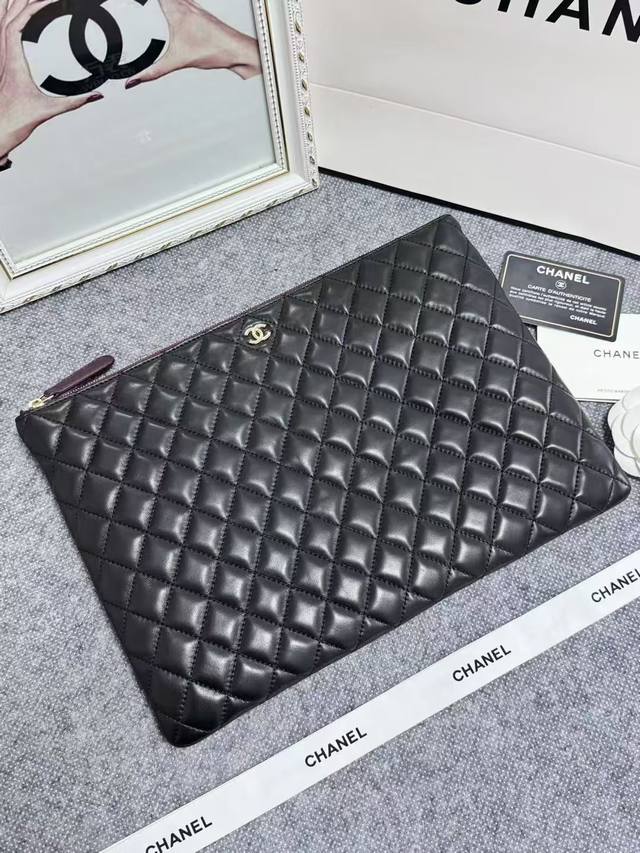 Chanel 爆款ipad手拿包 采用法国进口原版羊皮 简单又不失大气 最重要的还是实用 皮质柔软细腻 手感舒服 容量可是非常大 小型号2071 C M、尺寸大
