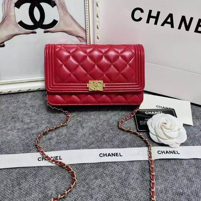 Chanel 0417A原版羊皮woc小包 时尚大气的双c让你更有自信，银色长链可收藏于包内，可作为手包使用。包内有卡位，拉链位，零钱位，小巧实用！可以单肩可以