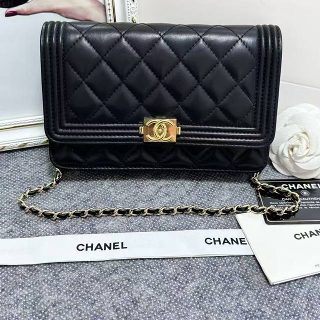 Chanel 0417A原版羊皮woc小包 时尚大气的双c让你更有自信，银色长链可收藏于包内，可作为手包使用。包内有卡位，拉链位，零钱位，小巧实用！可以单肩可以