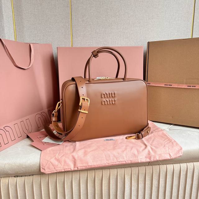 5Bb117新版本：长肩带公文包：Miumiu新品公文包，采用顶级进口小牛皮，皮质光滑细腻柔软，棉质缎面衬里，这款包包很酷，定格精致的多功能设计，融合男装和女装