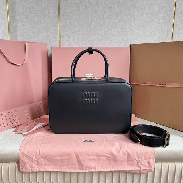 5Bb117新版本：Miumiu新品公文包，采用顶级进口小牛皮，皮质光滑细腻柔软，棉质缎面衬里，这款包包很酷，定格精致的多功能设计，融合男装和女装元素，增加了皮