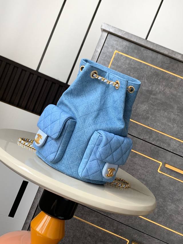 五金金属是电 18K金 非普货哦ohanel 牛仔布duma水桶双肩背包！25C最新款重出江湖人间小甜瓜~呱呱呱~是谁买到了、金色金属五金、瘦长的板型 外加两个