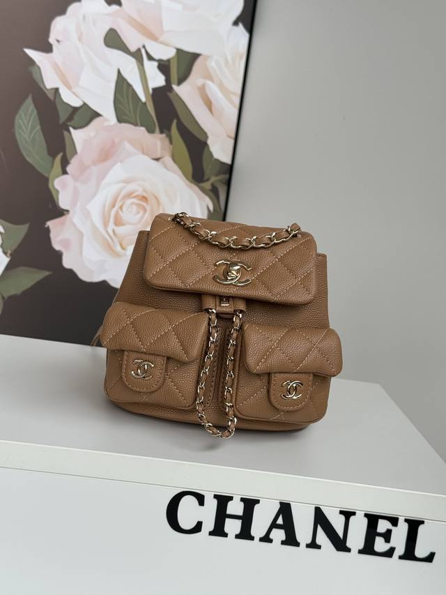 24A春夏预告系列24A超火爆荔枝皮duma双背包z 600购入24A超级火爆的青娃小书包，实物也非常小，跟老款duma差不多大小无疑还是溢价款，很难买[苦涩]