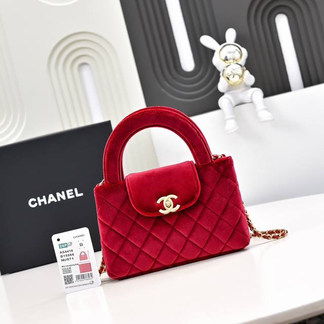 24A Kelly手柄包 丝绒布 时尚是一个轮回,大热门中古kelly被chanel重新设计焕发生机,中古kelly以经典的手柄手提出名,在基础加上皮穿链肩带颠 24A Kelly手柄包 丝绒布 时尚是一个轮回,大热门中古kelly被chanel重新设计焕发生机,中古kelly以经典的手柄手提出名,在基础加上皮穿链肩带颠