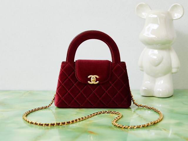 24A Kelly手柄包 丝绒布 时尚是一个轮回，大热门中古kelly被chanel重新设计焕发生机，中古kelly以经典的手柄手提出名，在基础加上皮穿链肩带颠