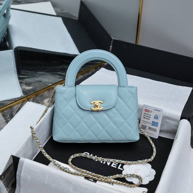 24A Kelly手柄包 时尚是一个轮回，大热门中古kelly被chanel重新设计焕发生机，中古kelly以经典的手柄手提出名，在基础加上皮穿链肩带颠覆传统，