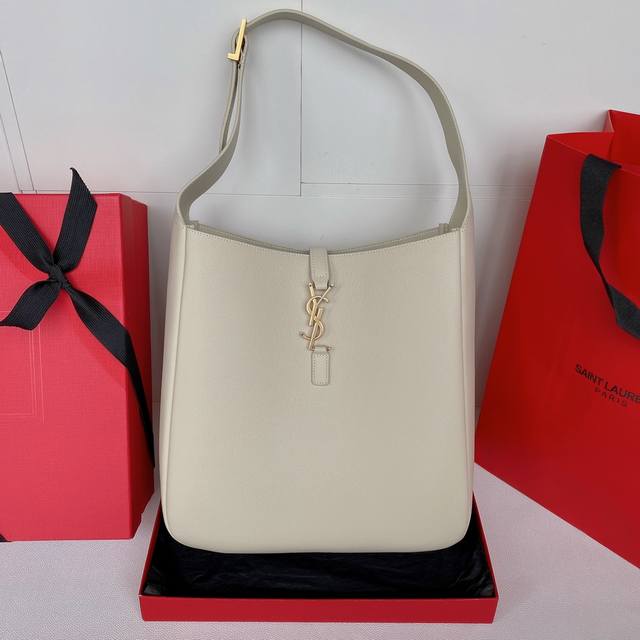 原厂皮 精品专供黑平纹 金 Le5A7大号光滑皮革柔软手袋大号,韩国明星同款hobo今年火到爆炸的腋下包y家虽迟但到!!包包身轮廓简洁、立体,看上去硬挺却不会太 原厂皮 精品专供黑平纹 金 Le5A7大号光滑皮革柔软手袋大号,韩国明星同款hobo今年火到爆炸的腋下包y家虽迟但到!!包包身轮廓简洁、立体,看上去硬挺却不会太