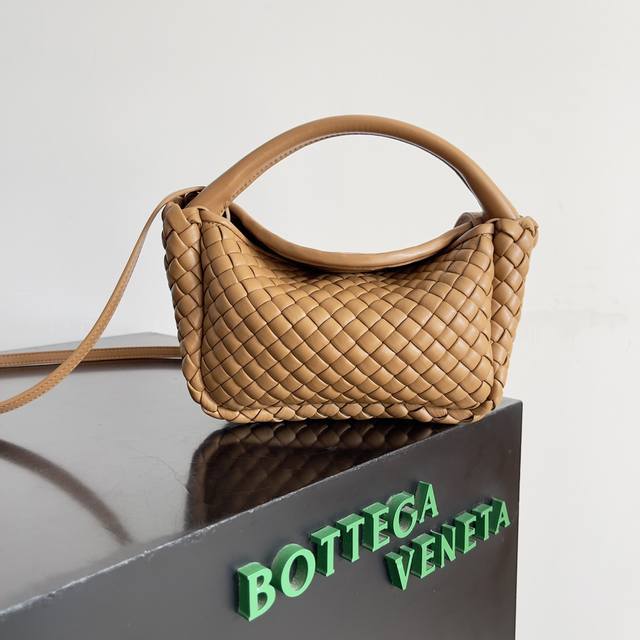 Bottega Veneta新品迷你cobble元宝包 本季mini Cobble系列带来了手提包这一全新款式。包身酷似“元宝”形状，给你整个秋冬的好运加持 款