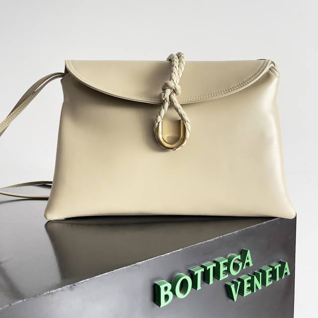 来自1970年的灵感，Bottega Veneta 女士徽标单肩包，光滑皮面带来干净的帅气感，就像职场女性的利落与坚韧，前扣优质五金吊坠包身，整体复古优雅，优秀