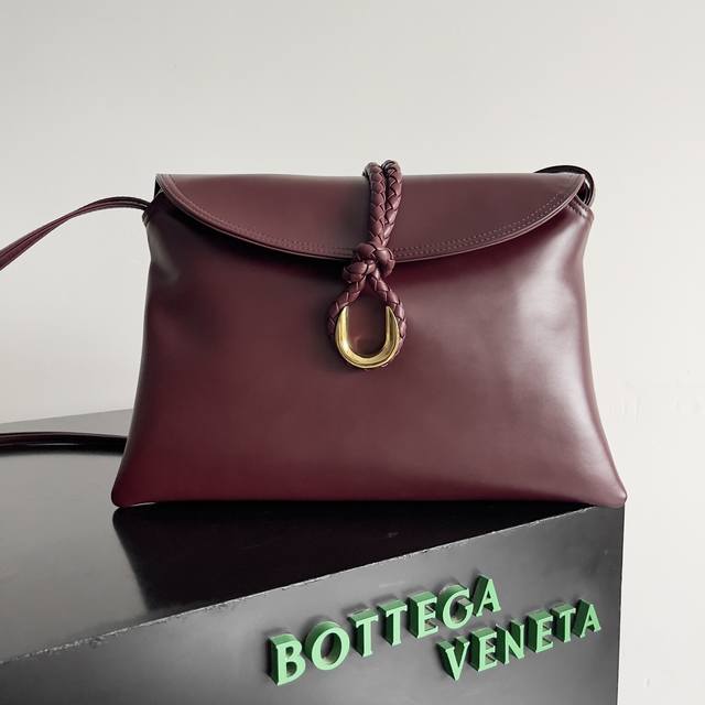 来自1970年的灵感，Bottega Veneta 女士徽标单肩包，光滑皮面带来干净的帅气感，就像职场女性的利落与坚韧，前扣优质五金吊坠包身，整体复古优雅，优秀