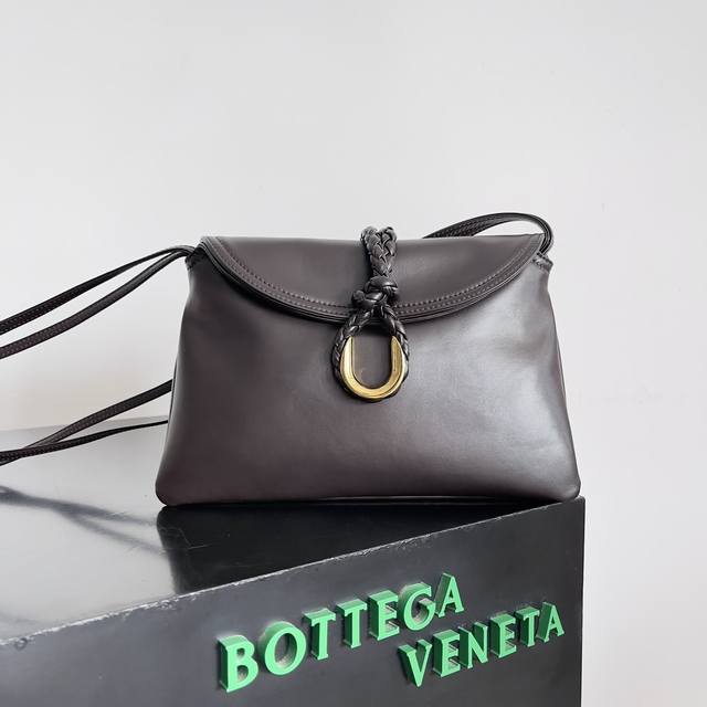 来自1970年的灵感,Bottega Veneta 女士徽标单肩包,光滑皮面带来干净的帅气感,就像职场女性的利落与坚韧,前扣优质五金吊坠包身,整体复古优雅,优秀 来自1970年的灵感,Bottega Veneta 女士徽标单肩包,光滑皮面带来干净的帅气感,就像职场女性的利落与坚韧,前扣优质五金吊坠包身,整体复古优雅,优秀
