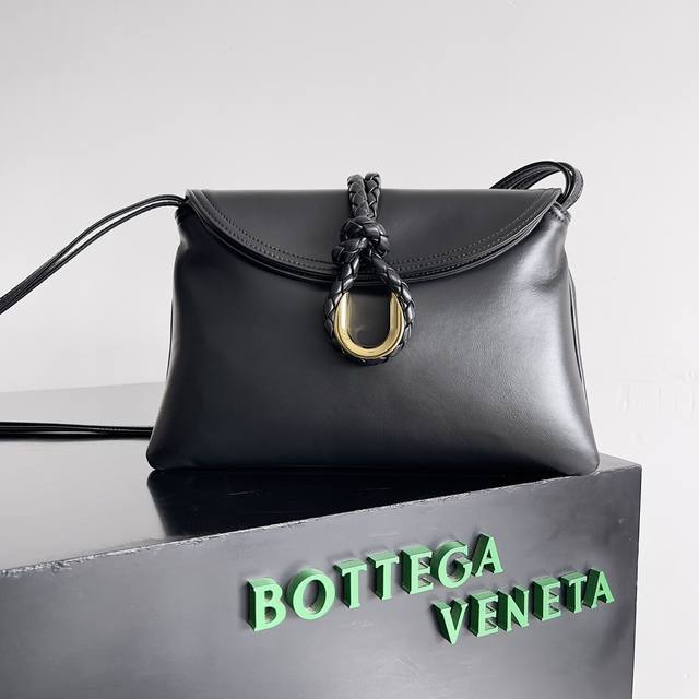 来自1970年的灵感,Bottega Veneta 女士徽标单肩包,光滑皮面带来干净的帅气感,就像职场女性的利落与坚韧,前扣优质五金吊坠包身,整体复古优雅,优秀 来自1970年的灵感,Bottega Veneta 女士徽标单肩包,光滑皮面带来干净的帅气感,就像职场女性的利落与坚韧,前扣优质五金吊坠包身,整体复古优雅,优秀