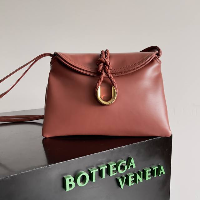 来自1970年的灵感,Bottega Veneta 女士徽标单肩包,光滑皮面带来干净的帅气感,就像职场女性的利落与坚韧,前扣优质五金吊坠包身,整体复古优雅,优秀 来自1970年的灵感,Bottega Veneta 女士徽标单肩包,光滑皮面带来干净的帅气感,就像职场女性的利落与坚韧,前扣优质五金吊坠包身,整体复古优雅,优秀