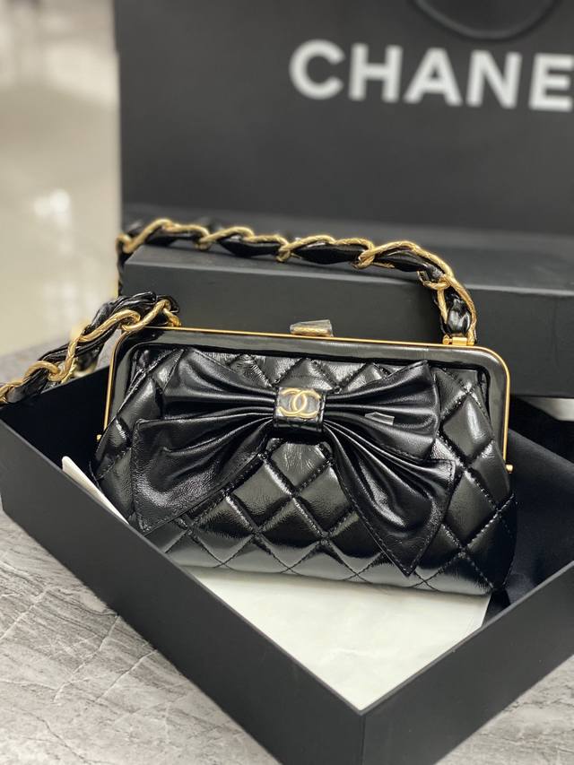 Chanel，蝴蝶包包颜值已使用完美融合的包包在世界中绽放个性，将经济生活态度握在手中完美融合异常所思以时尚审美大号与小