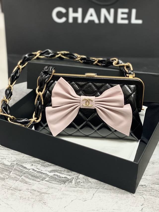 Chanel，蝴蝶包包颜值已使用完美融合的包包在世界中绽放个性，将经济生活态度握在手中完美融合异常所思以时尚审美大号与小