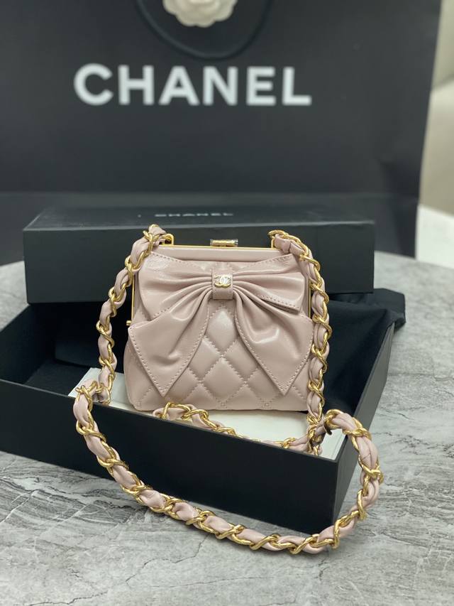 Chanel，蝴蝶包包颜值已使用完美融合的包包在世界中绽放个性，将经济生活态度握在手中完美融合异常所思以时尚审美大号与小