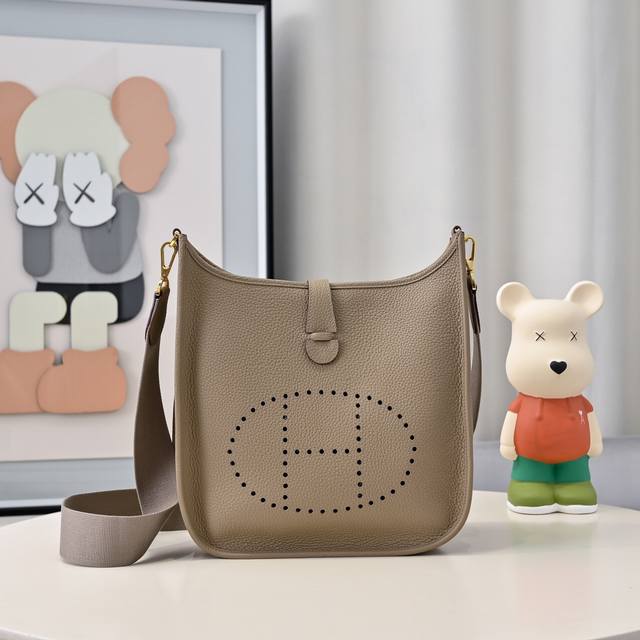 金扣 Evelyne29Cm 伊芙琳 是最小资的包袋，便宜又实用斜挎包 肩背包 ，非常适合小资的白领女性 尺寸合适 自用方便 这包太香了 增加了可调节长度的肩带