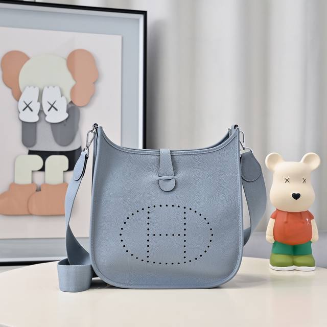 银扣 Evelyne29Cm 伊芙琳 是最小资的包袋,便宜又实用斜挎包 肩背包 ,非常适合小资的白领女性 尺寸合适 自用方便 这包太香了 增加了可调节长度的肩带 银扣 Evelyne29Cm 伊芙琳 是最小资的包袋,便宜又实用斜挎包 肩背包 ,非常适合小资的白领女性 尺寸合适 自用方便 这包太香了 增加了可调节长度的肩带