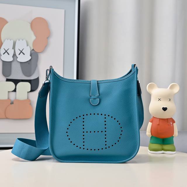 银扣 Evelyne29Cm 伊芙琳 是最小资的包袋，便宜又实用斜挎包 肩背包 ，非常适合小资的白领女性 尺寸合适 自用方便 这包太香了 增加了可调节长度的肩带