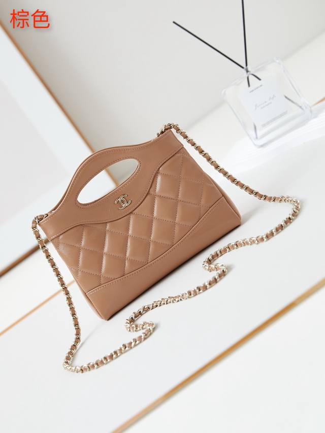 24B推出的31Bag Nano！超级火爆实物也非常可爱！属于经典永不过时款可爱的同时也很实用，可以放下两枚大手机[害羞]上身搭配也无敌好看！超级推荐 款号as