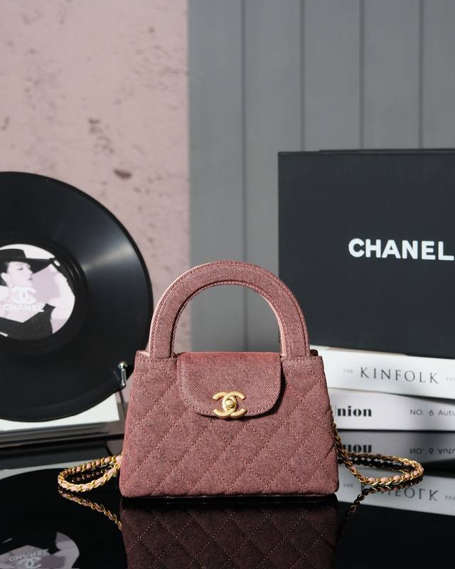 尺寸：** 24Akelly棕红色 真的可爱到我了 本季呼声最高 又一只复古时尚轮回的包 1997Kelly再度回归 这一次加上了链条 复古里透着时尚感 王炸就