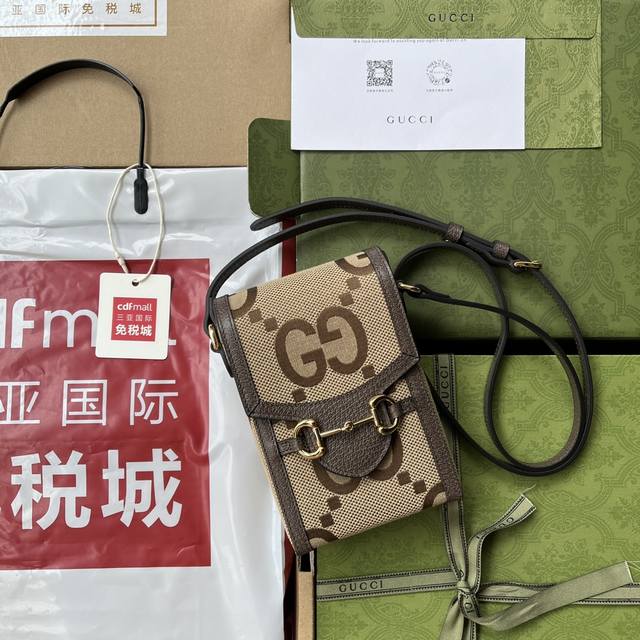 顶级原单 配包装 原厂皮 爱的进行曲系列让人联想起90年代的时尚潮流，在数款迷你单品中融入品牌的高辨识度设计元素。这款迷你手袋采用饰超级双g图案帆布材质搭配马衔